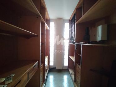 13 - Closet