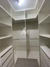 18 - Closet