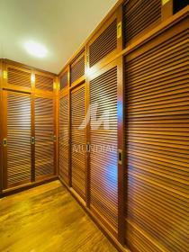 42 - Closet