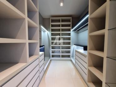 16 - Closet