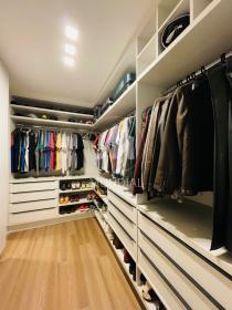 23 - Closet