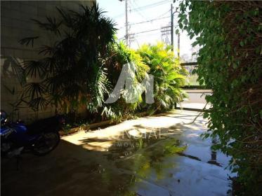 8 - Garagem/estacionamento