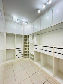22 - Closet