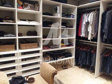 12 - Closet