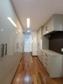 22 - Closet