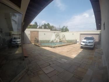 27 - Garagem/estacionamento