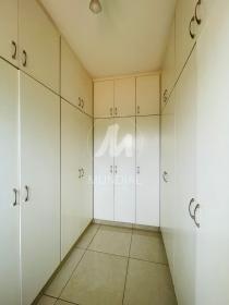 33 - Closet