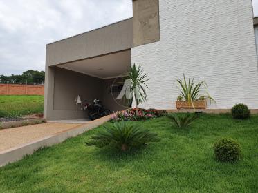 2 - Garagem/estacionamento