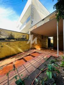 2 - Garagem/estacionamento