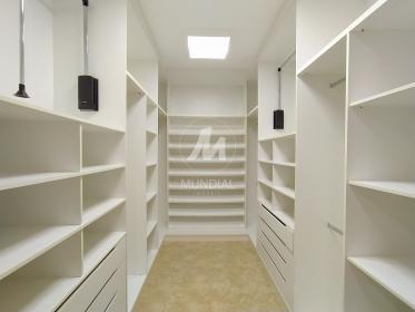 20 - Closet