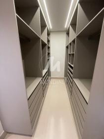 18 - Closet