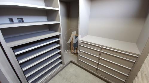 18 - Closet