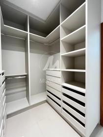 11 - Closet