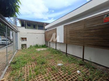 2 - Garagem/estacionamento