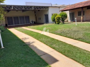 1 - Garagem/estacionamento