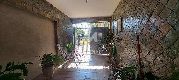 2 - Garagem/estacionamento