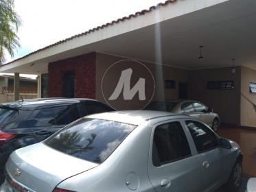 2 - Garagem/estacionamento