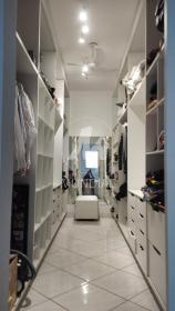 10 - Closet