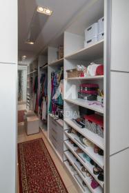 25 - Closet