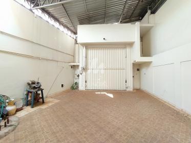 28 - Garagem/estacionamento