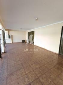 2 - Garagem/estacionamento