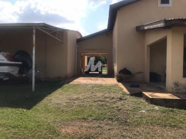 30 - Garagem/estacionamento