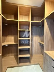 12 - Closet