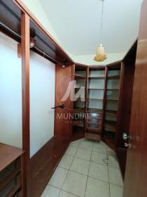 23 - Closet
