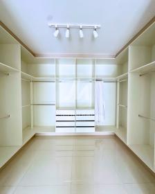 18 - Closet