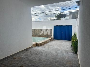 2 - Garagem/estacionamento