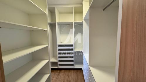 13 - Closet