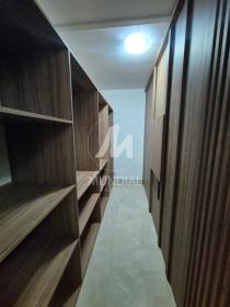 21 - Closet