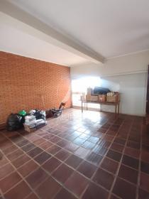 28 - Garagem/estacionamento