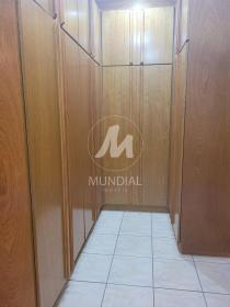 23 - Closet
