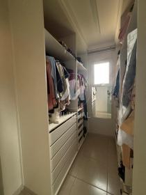12 - Closet