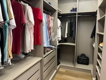 13 - Closet