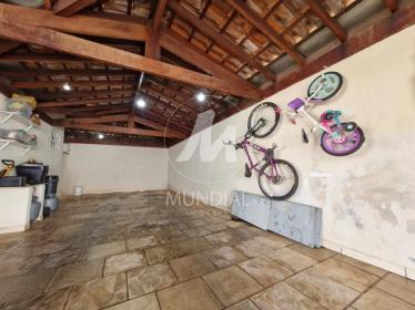 13 - Garagem/estacionamento