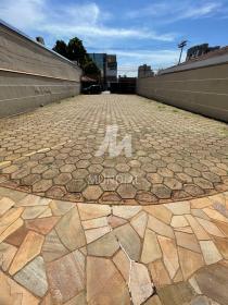 25 - Garagem/estacionamento