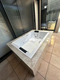 9 - Jacuzzi