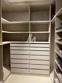 10 - Closet