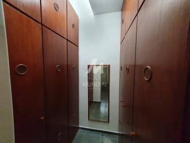 13 - Closet