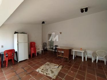 22 - Garagem/estacionamento